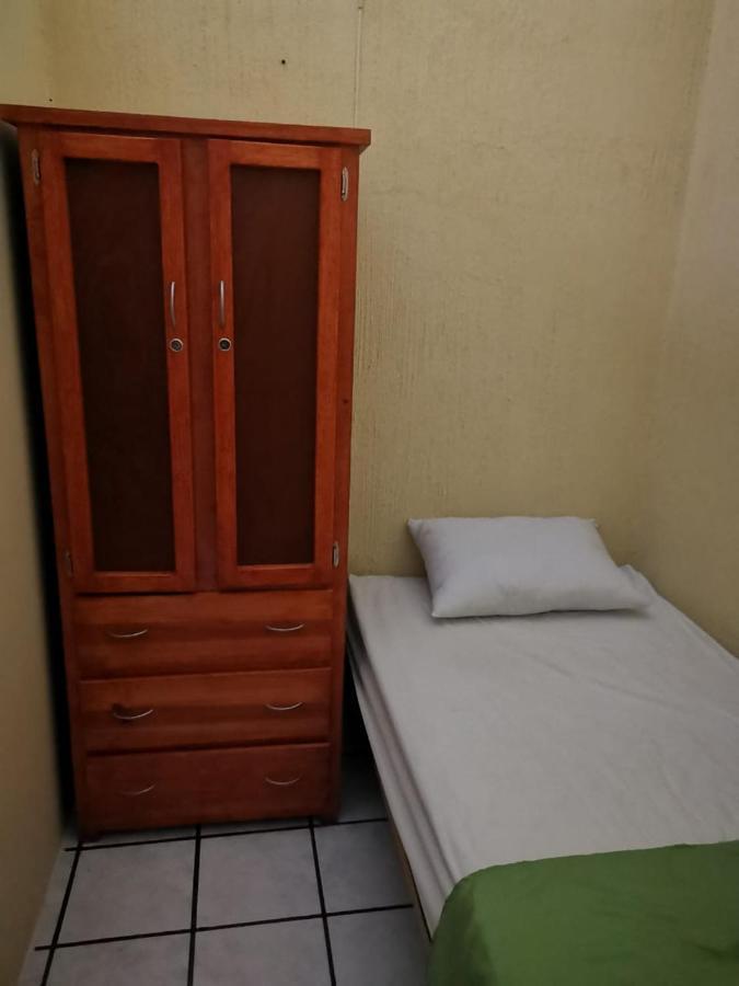 Hostal Гуадалахара Екстериор снимка