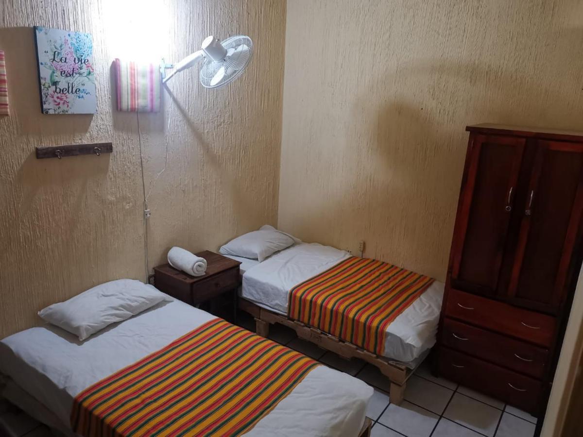 Hostal Гуадалахара Екстериор снимка
